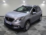 la voiture argentée est garée dans la pièce au sol en damier