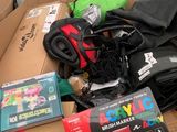 une boîte en carton contenant un certain nombre d'objets