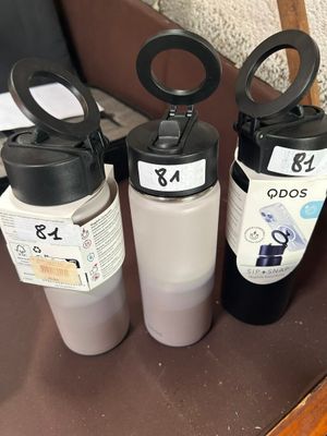 trois bouteilles d'eau posées les unes à côté des autres sur une table
