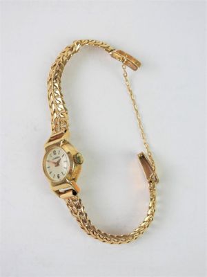 l'image d'une montre-bracelet en or entourée d'une chaîne