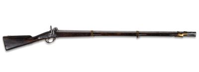 un vieux fusil avec un canon en bois et des garnitures en laiton