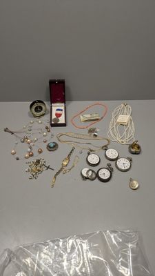 une table sur laquelle sont posés de nombreux bijoux