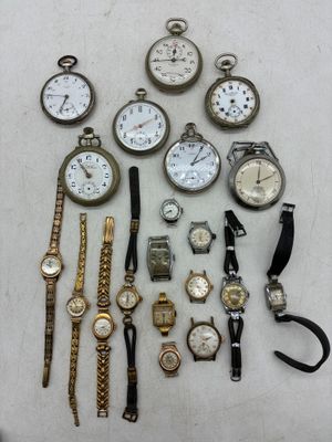de nombreux modèles de montres exposés sur une table