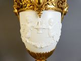 un vase blanc décoré d'or