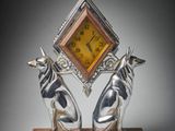 une horloge posée sur une table
