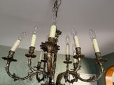 un lustre à cinq lumières suspendu au plafond