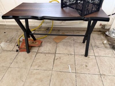 une table en bois sur laquelle est posé un panier