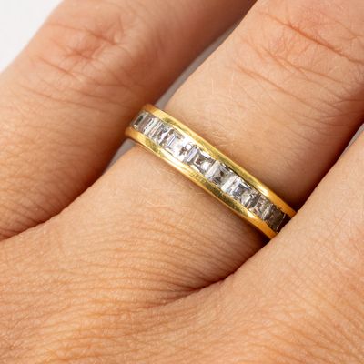 une image montrant un gros plan de la main d'une personne portant une bague