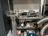 une photo d'une pièce où l'on voit de nombreux objets sur les étagères