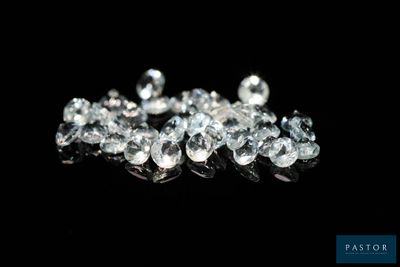 gros plan d'un groupe de diamants sur une surface noire