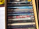 beaucoup de dvd dans une boîte sur la table