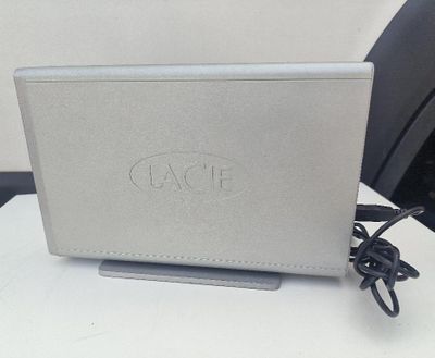 un ordinateur portable posé sur une table