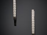 une paire de boucles d'oreilles en diamant
