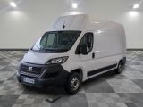 la photo d'une camionnette blanche garée dans une pièce