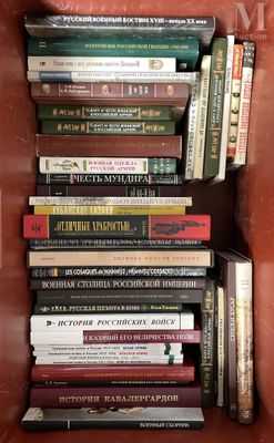 de nombreux livres empilés les uns sur les autres sur une étagère