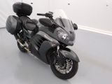 une moto garée dans une pièce