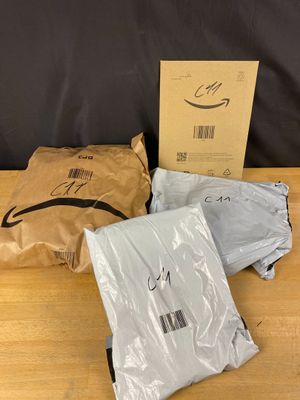 trois sacs de nourriture posés sur une table à côté d'une boîte