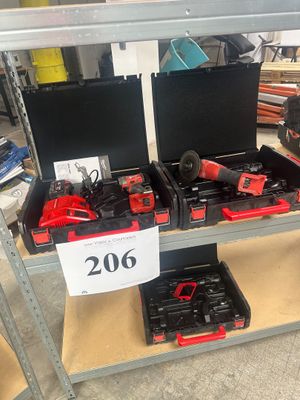 de nombreux outils qui se trouvent sur les rayons du magasin