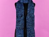 un gilet bleu en tricot sur un mannequin, un mannequin, un mannequin, un mannequin, un mannequin, un mannequin, un mannequin, un mannequin, un mannequin, un mannequin, un mannequin, un mannequin, un mannequin, un mannequin, un mannequin, un mannequin, un mannequin, un mannequin, un mannequin, un mannequin, un mannequin, un mannequin, un mannequin, un mannequin, un mannequin, un mannequin, un mannequin, un mannequin, un mannequin, un mannequin, un mannequin, un mannequin, un mannequin,