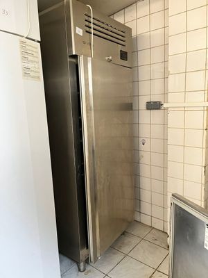 une image d'une cuisine avec un réfrigérateur et un lave-vaisselle