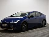 une voiture bleue est garée dans une pièce au sol à carreaux