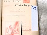 un livre sur lequel figure la photo d'une femme