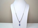 collier orné de pierres bleues et blanches sur un mannequin blanc