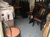 une pièce dans laquelle se trouvent plusieurs chaises et une table