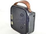 une petite valise noire avec une poignée en cuir sur un fond blanc