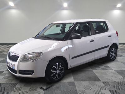 la photo d'une petite voiture blanche garée dans un garage