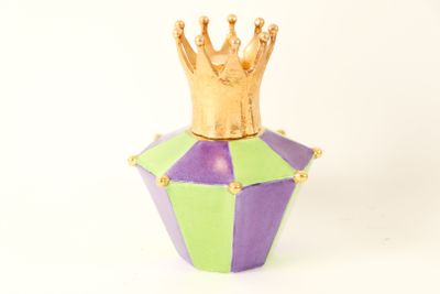 un vase violet et vert surmonté d'une couronne dorée