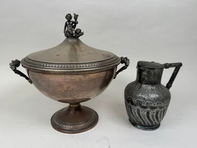 deux vases posés l'un à côté de l'autre sur une table