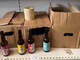 Plusieurs bouteilles de bière sont posées sur une étagère dans un magasin.