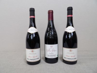 trois bouteilles de vin posées l'une à côté de l'autre sur une table