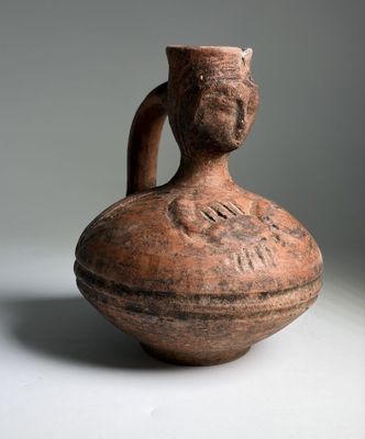 Pichet en terre cuite à décor gravé et en relief d'un scorpi…