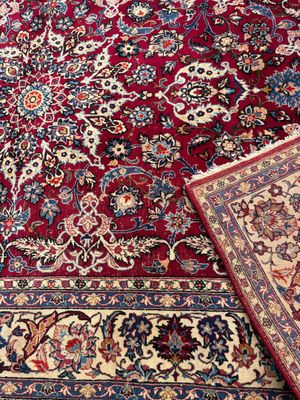 un gros plan sur un tapis rouge posé sur un parquet