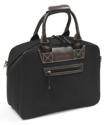 un gros plan d'un sac de voyage noir sur fond blanc