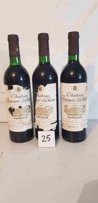 trois bouteilles de vin posées sur une table, l'une à côté de l'autre