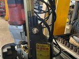 l'image d'une machine installée dans un garage