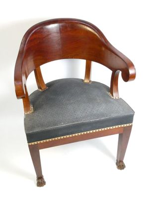 une image représentant une chaise en bois avec une assise noire sur fond blanc