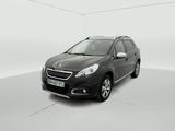 La petite voiture noire est garée dans une pièce blanche.