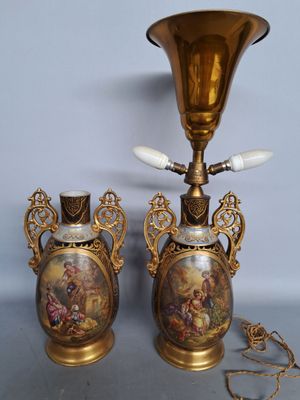 deux vases posés sur une table