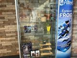une vitrine contenant de nombreux objets