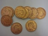 plusieurs types de pièces de monnaie sont présentés sur une surface blanche