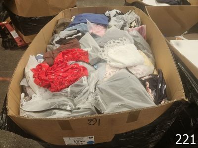 une boîte en carton remplie de vêtements et d'autres objets