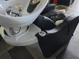 une chaise équipée d'un lavabo, dans une pièce