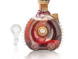 une bouteille d'alcool avec un bouchon en verre à côté