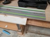 une table sur laquelle se trouve une pièce de métal