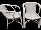 une paire de chaises en osier blanc sur fond noir