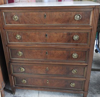 une commode en bois avec un plateau en marbre et des poignées en laiton